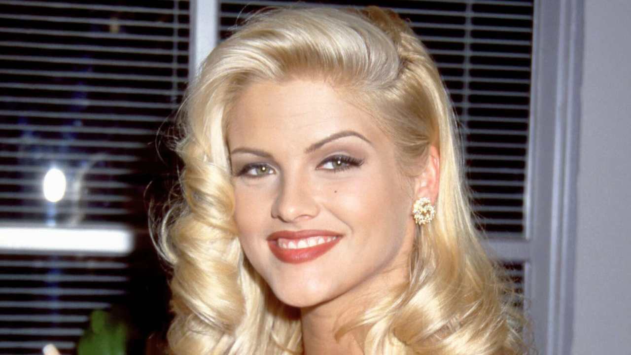 Anna Nicole Smiths Life And Legacy Explored In New Netflix Documentary Thenewsroomers